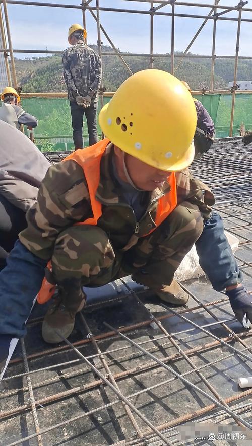 老乡说:老公在工地干活,钢筋工400一天,非得回家帮我卖西瓜